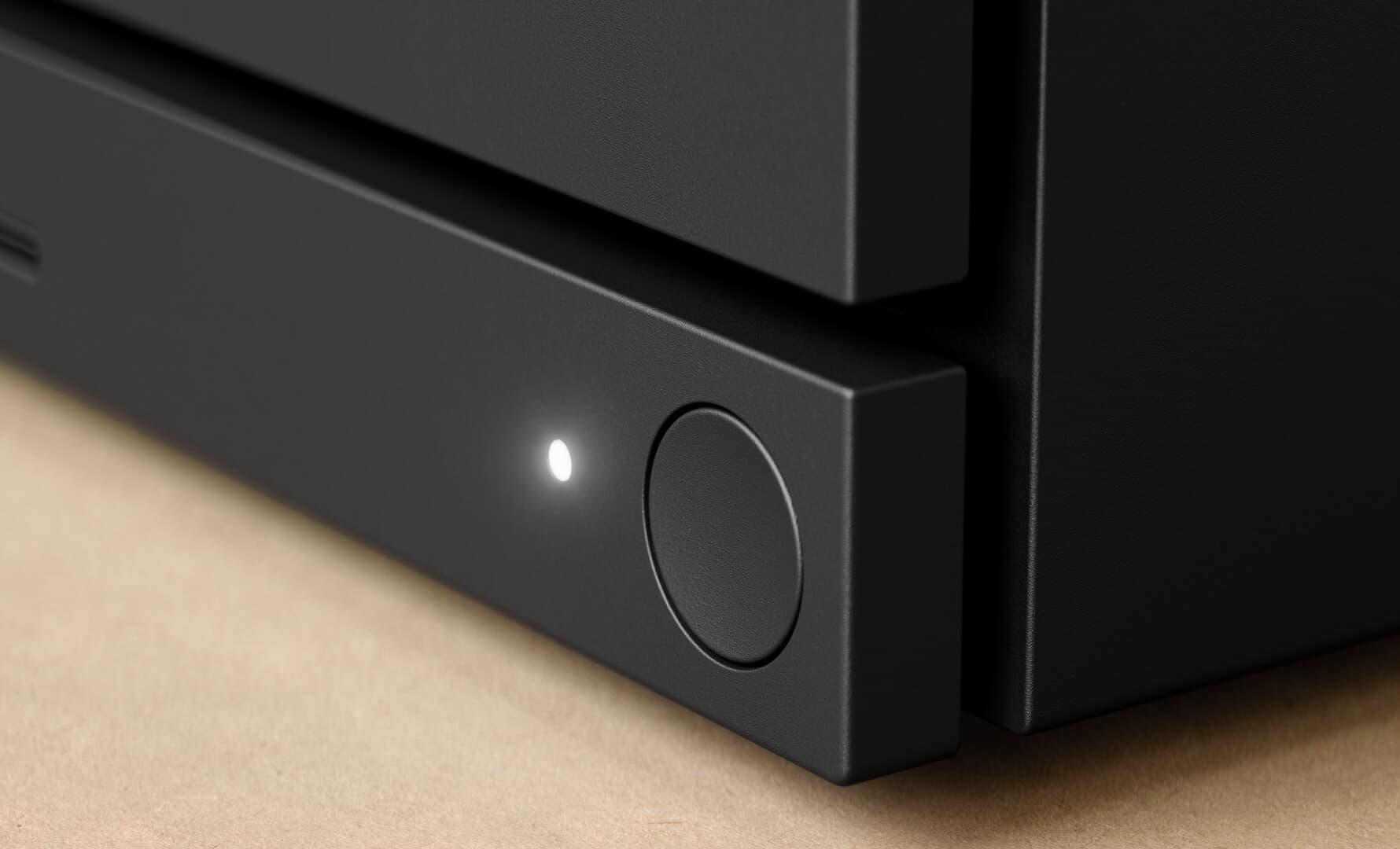 Gros plan officiel sur le bouton et le témoin blanc de la Steam Machine.