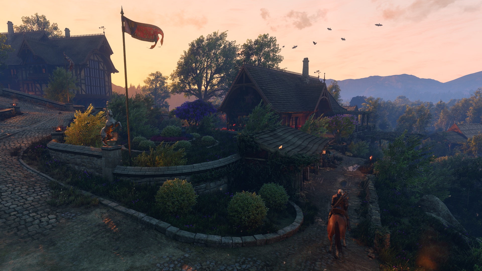 Geralt traverse à cheval un village fleuri de Letten au coucher du soleil dans une capture PC officielle.