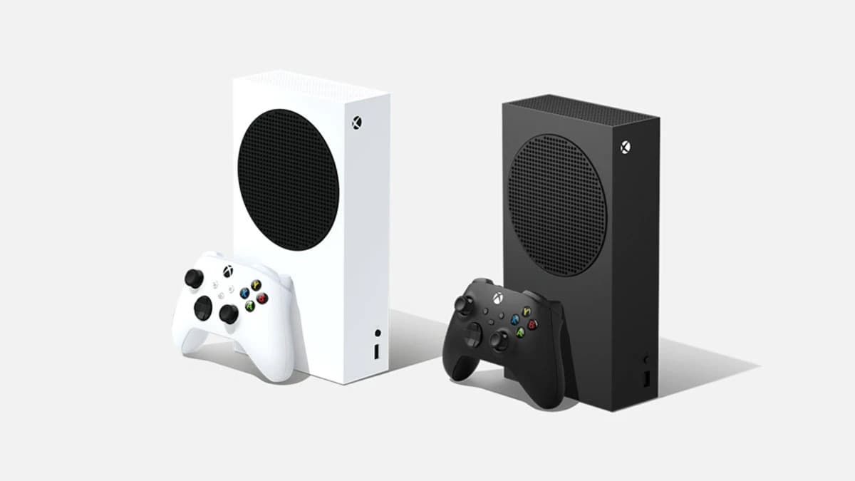 Visuel produit officiel des Xbox Series S blanche et noire avec leurs manettes.