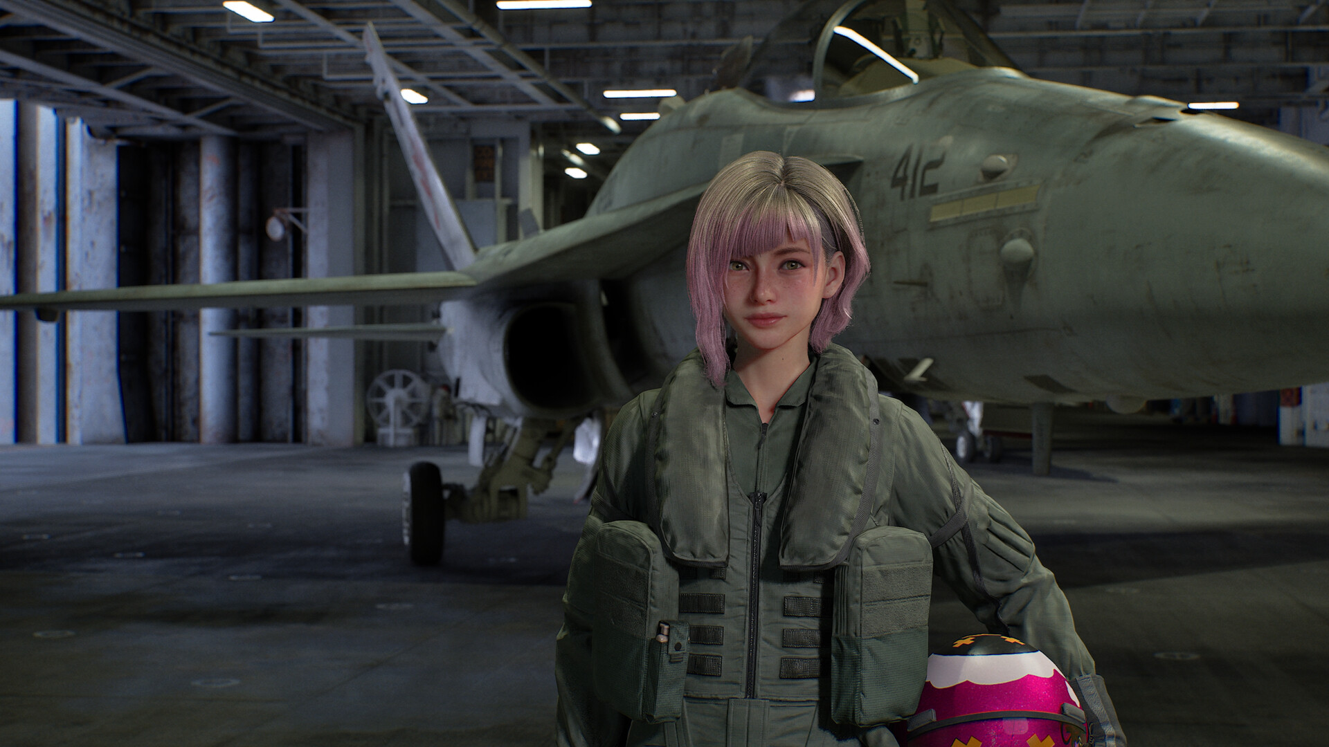 Une pilote tient son casque devant un avion stationné dans un hangar.