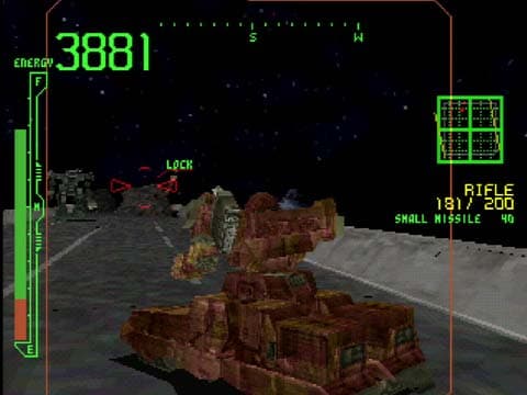 Combat contre un robot lourd dans une zone industrielle · version PlayStation d’origine.