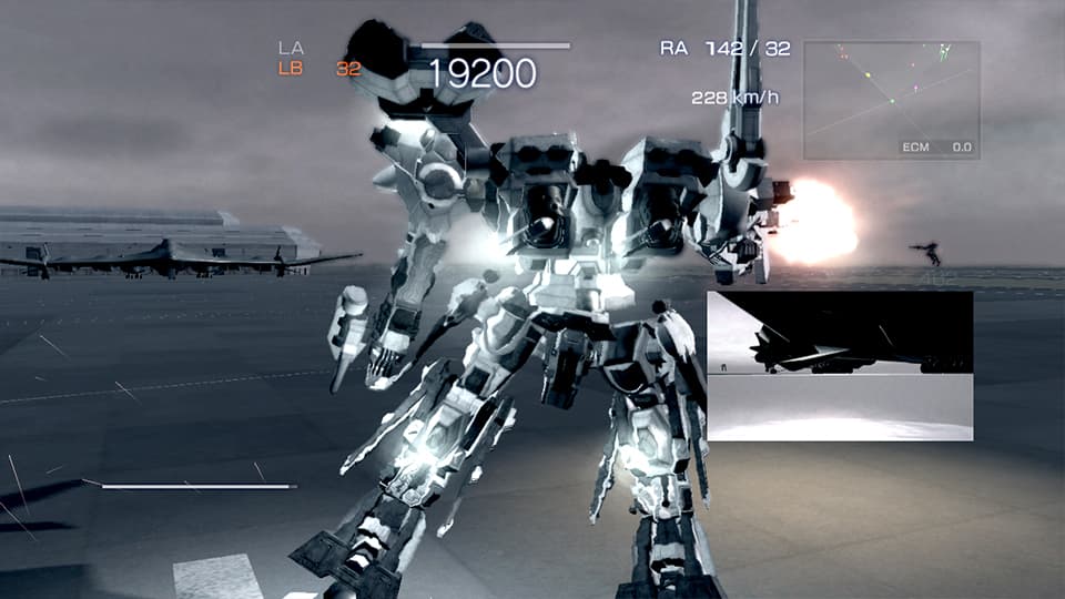 Un Armored Core attaque avec des effets d’énergie visibles.