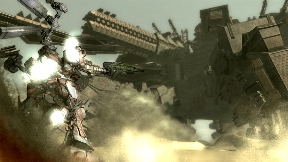 Un Armored Core combat à proximité d’une vaste installation de guerre.