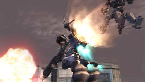 Combat entre méchas entourés d’explosions.