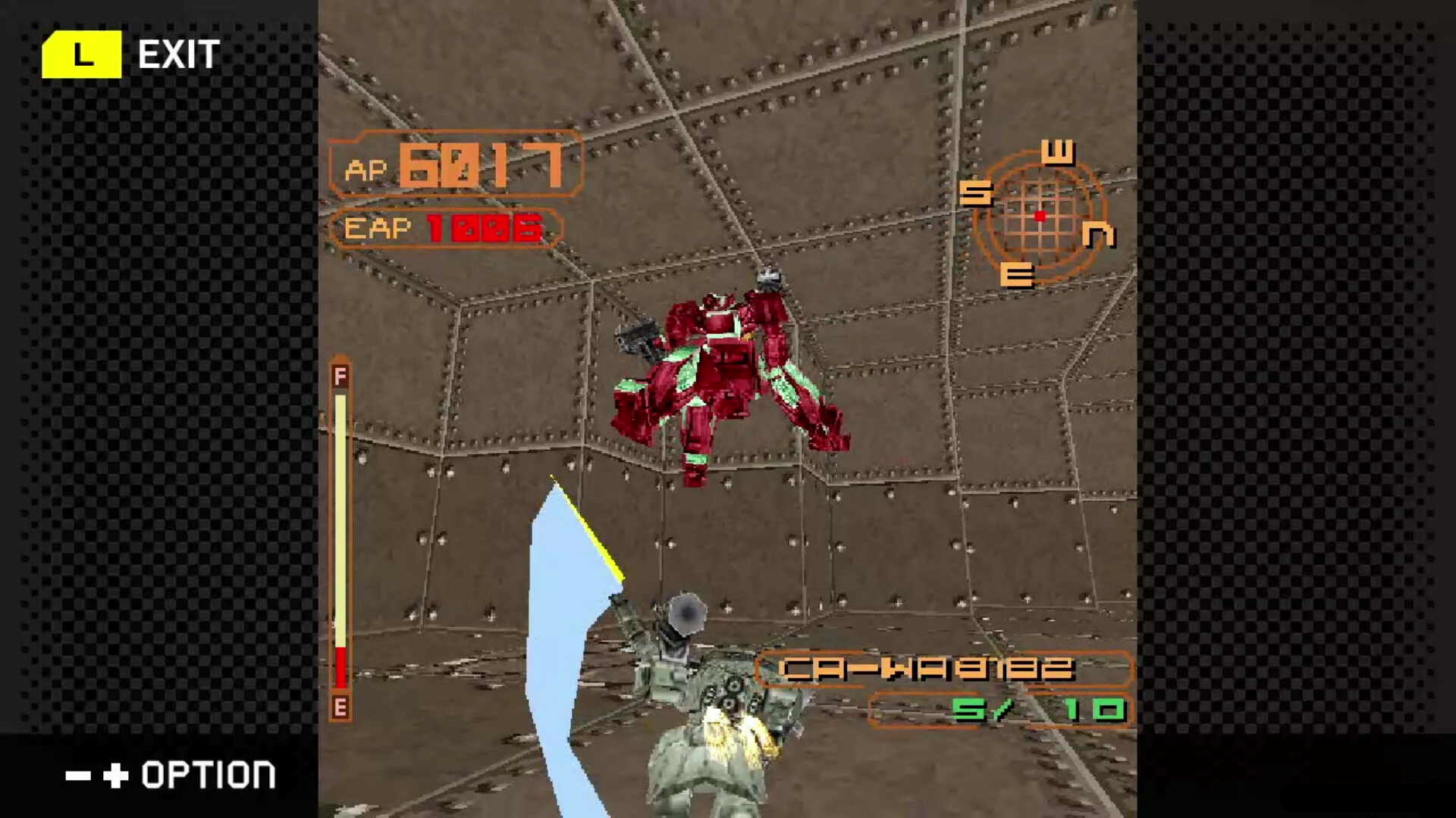 Un Armored Core rouge est visé dans une arène fermée.