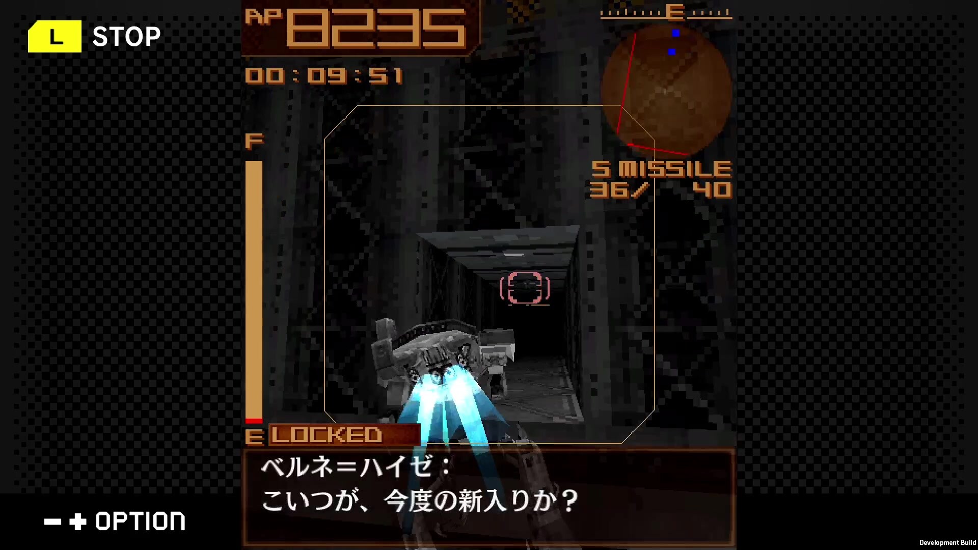 Combat au missile dans un couloir industriel avec un message japonais.