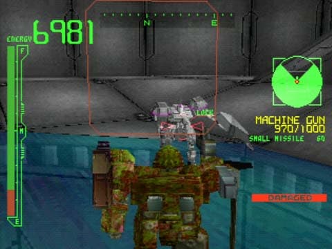 Un Armored Core se déplace dans une grande salle industrielle · version PlayStation d’origine.
