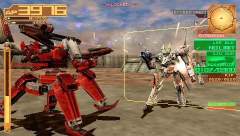 Un Armored Core rouge affronte des ennemis sur un terrain désertique.