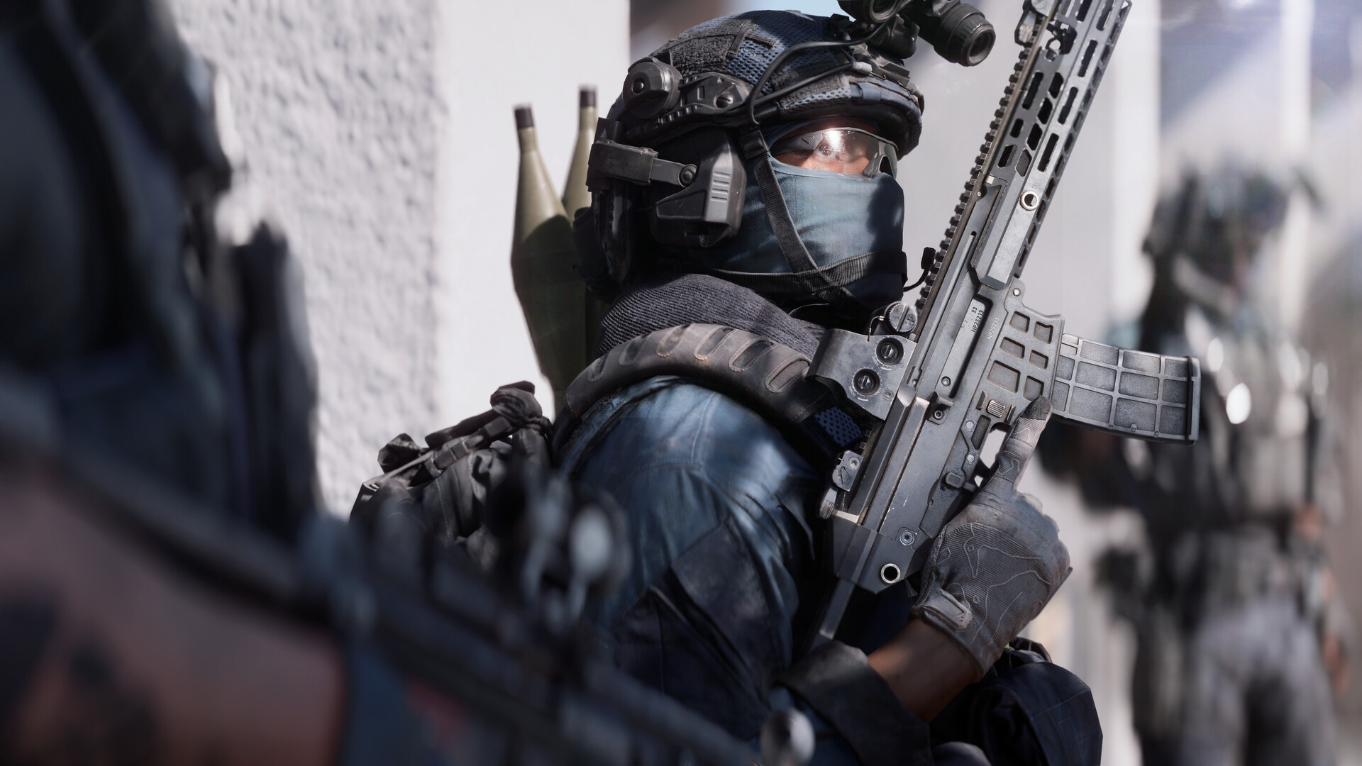 Portrait d’un soldat masqué tenant son arme.