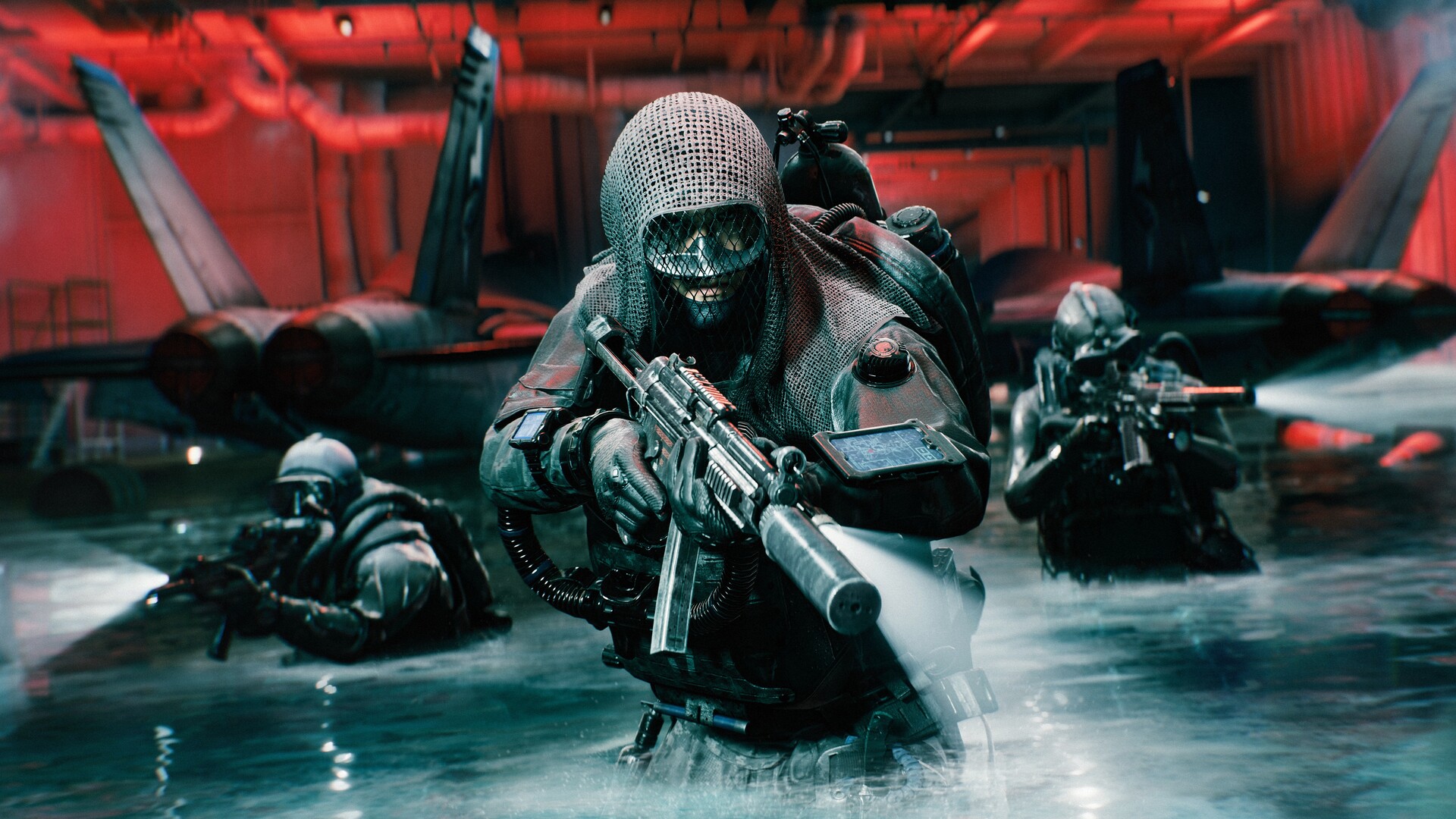Un soldat masqué avance avec son arme dans un couloir inondé.