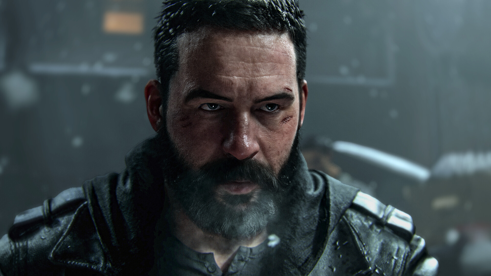 Portrait d’un homme barbu en équipement tactique.