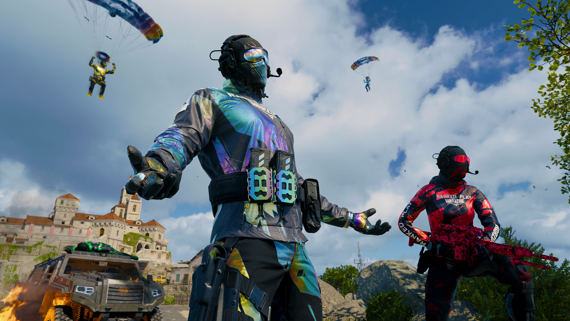 Des opérateurs se regroupent alors que des parachutistes descendent.