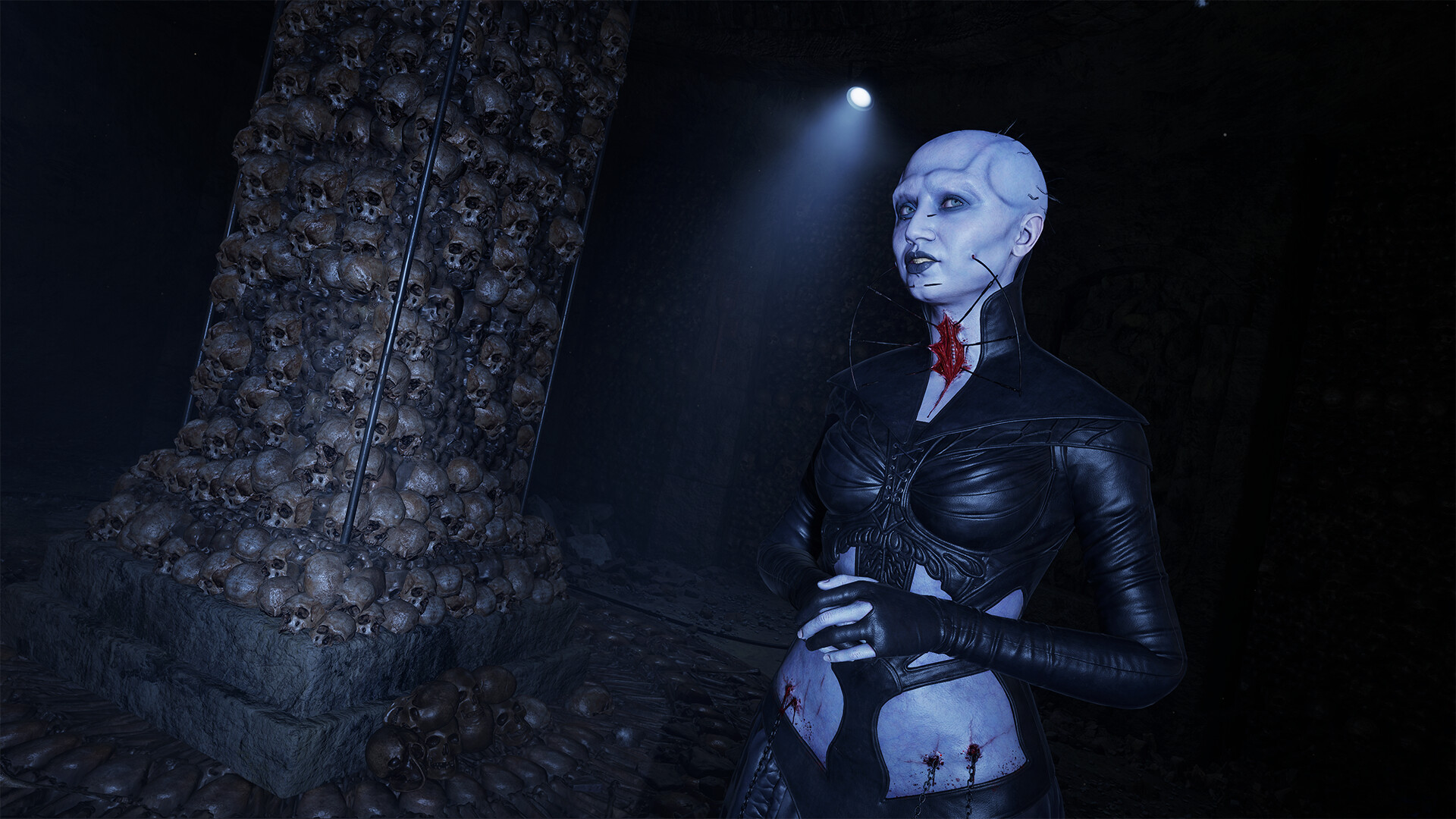 Visuel promotionnel officiel de Hellraiser : une Cénobite dans une salle obscure.