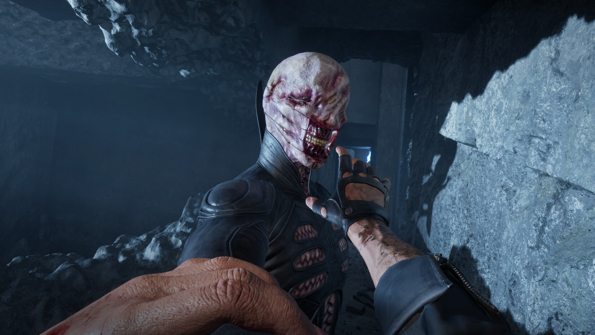 Vue à la première personne : confrontation rapprochée avec un ennemi dans Hellraiser.