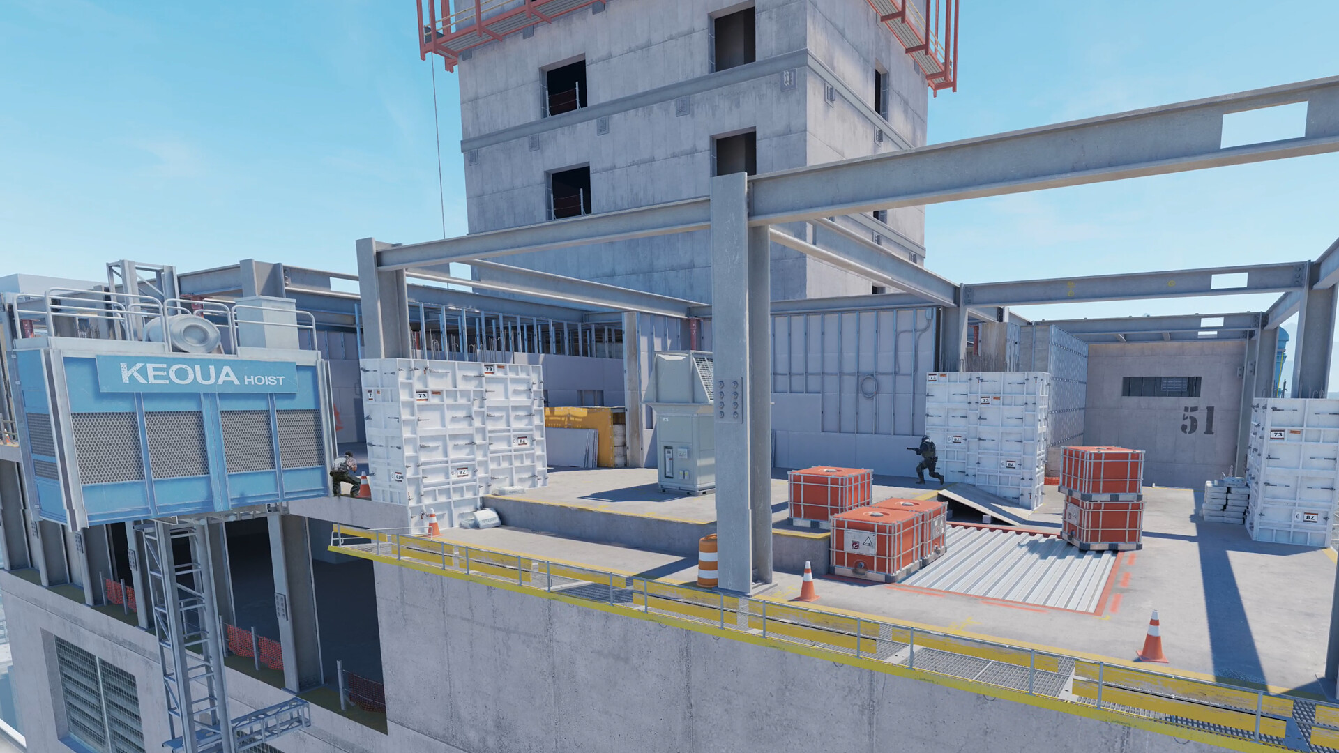 Une installation industrielle comporte passerelles et conteneurs.