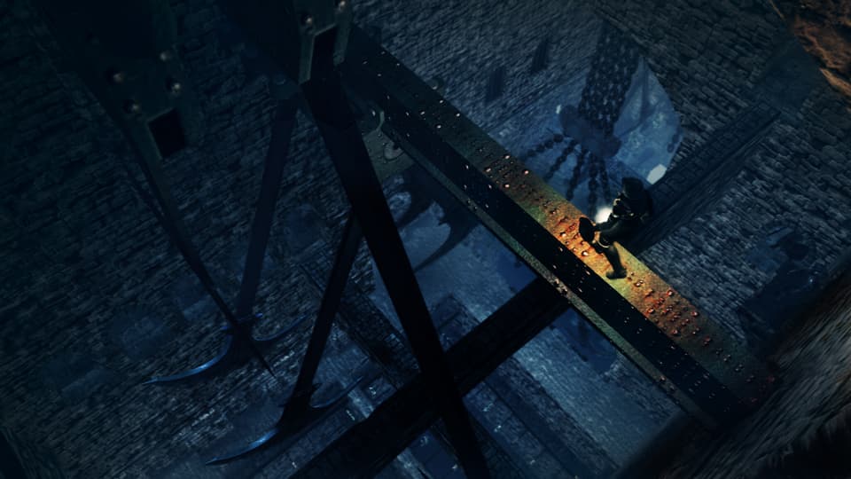 Un aventurier traverse les poutres d’un intérieur sombre éclairé par des torches.
