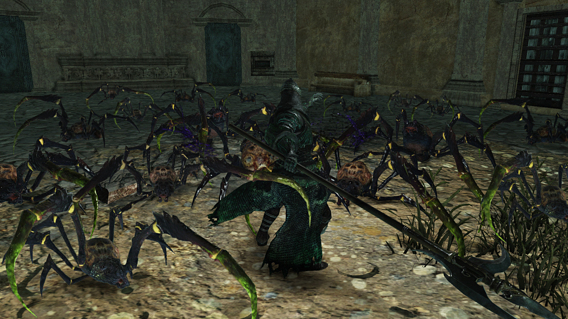 Un personnage affronte plusieurs araignées dans une salle de pierre.