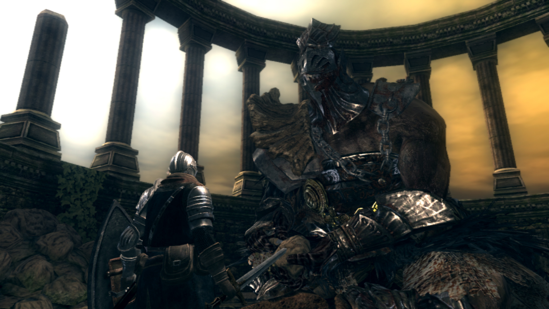 Un chevalier observe un dragon noir dans une arène bordée de colonnes.