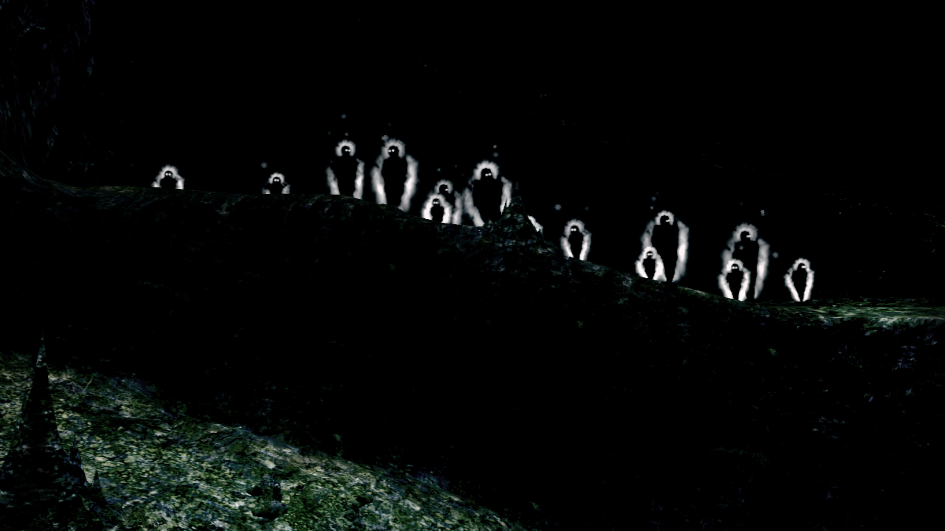 Des silhouettes pâles apparaissent dans une zone souterraine obscure.