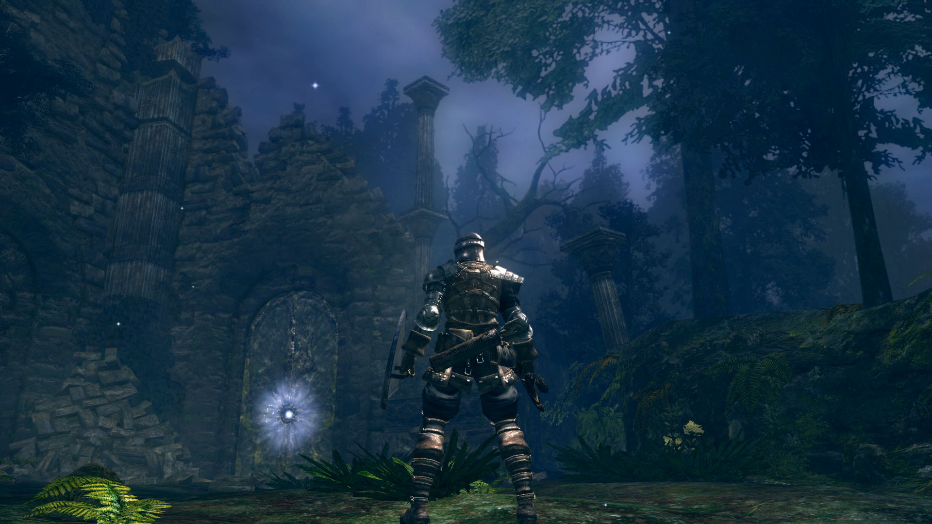 Un chevalier observe une arche en ruine dans une forêt sombre, version Nintendo Switch.