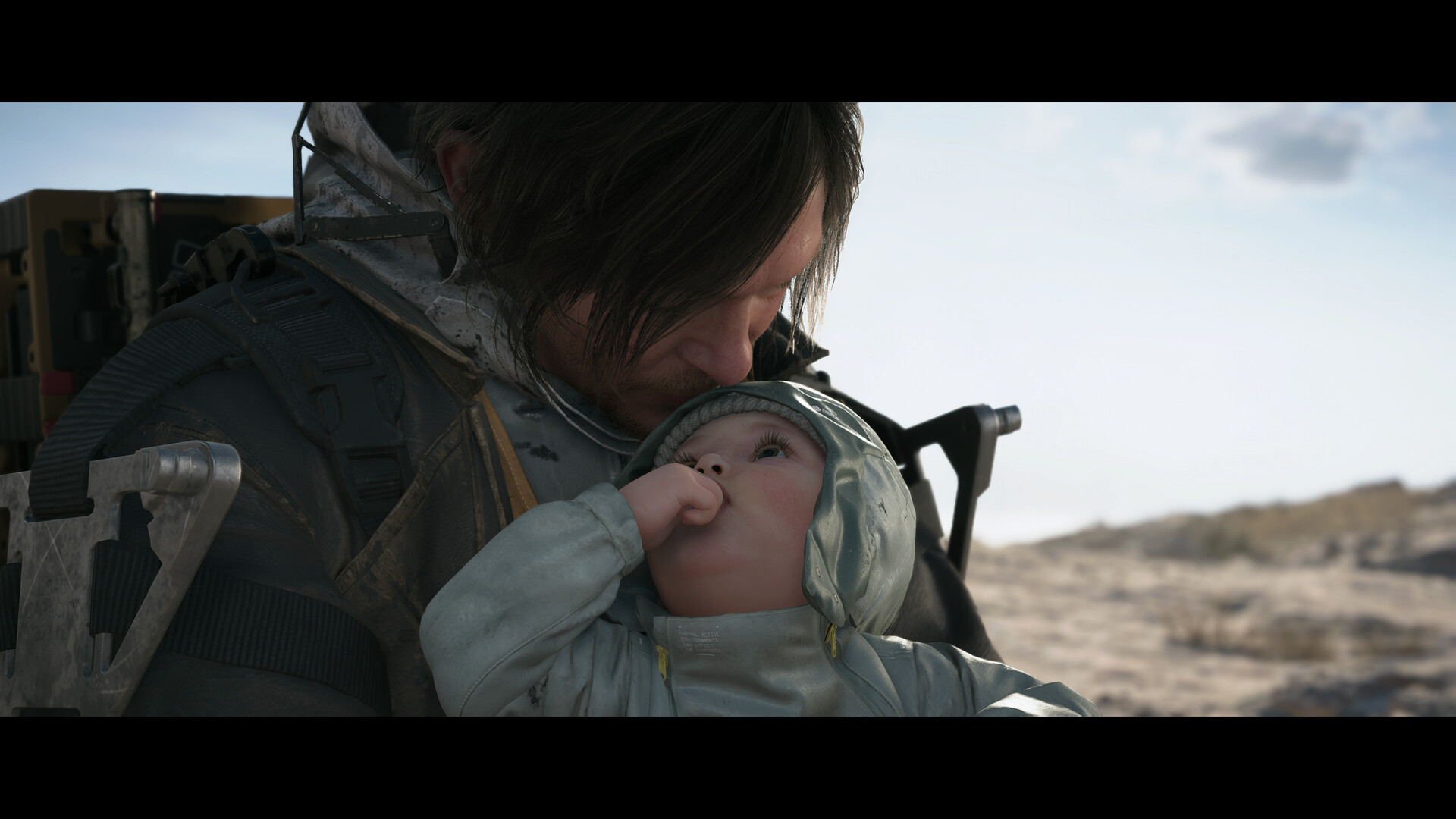 Sam tient un bébé dans ses bras.