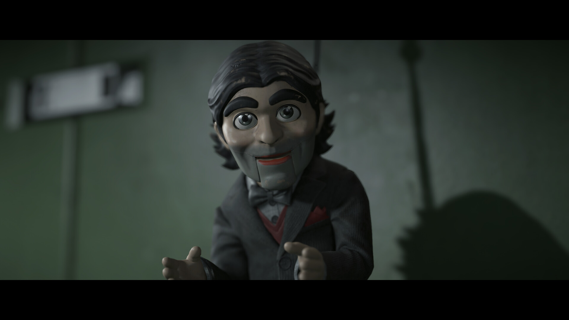 Une petite marionnette en costume apparaît dans un intérieur.