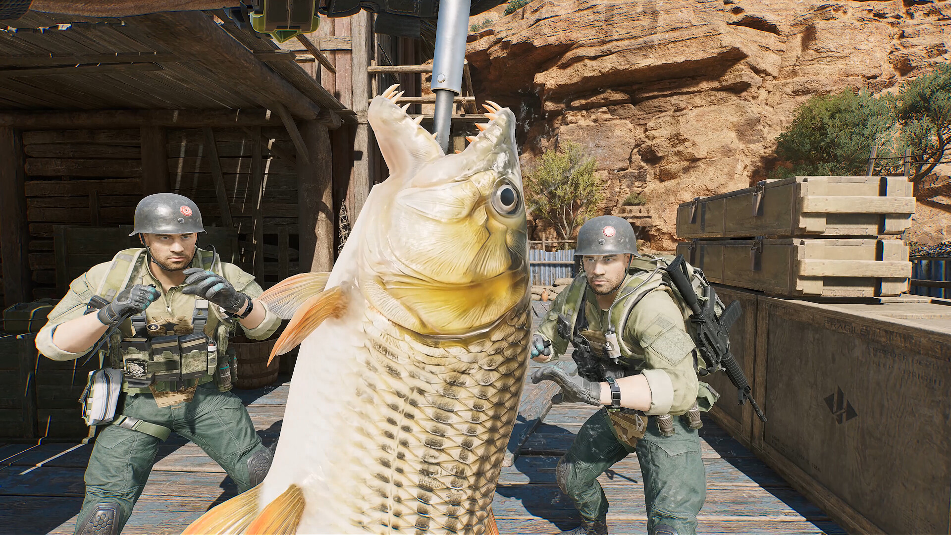 Un poisson est tenu au premier plan devant deux soldats.