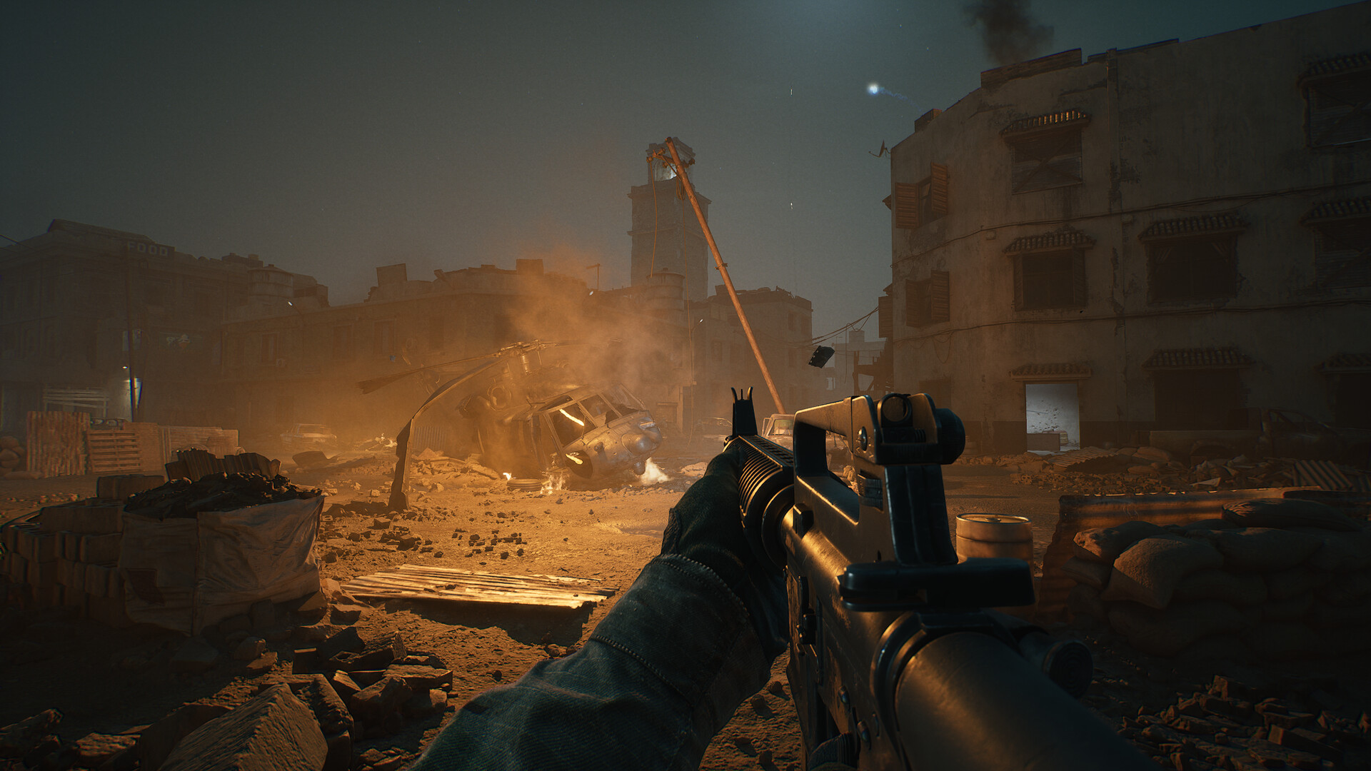 Un soldat vise dans une zone de combat nocturne.