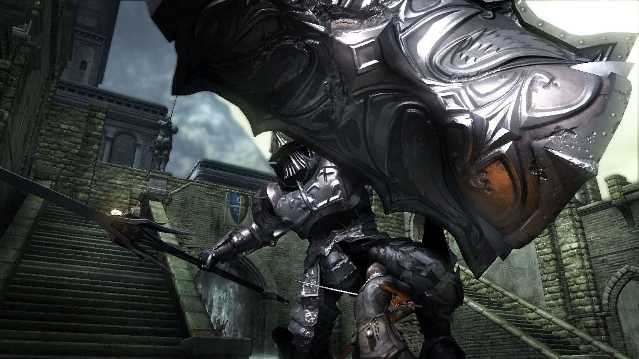 Un grand chevalier en armure domine le personnage sur les marches d’une forteresse.