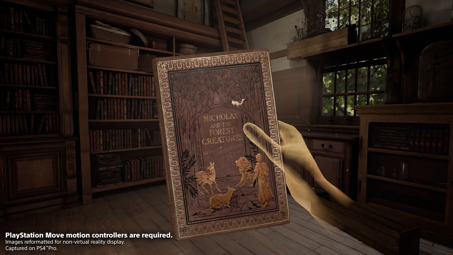 Une main translucide tient un livre dans une bibliothèque.