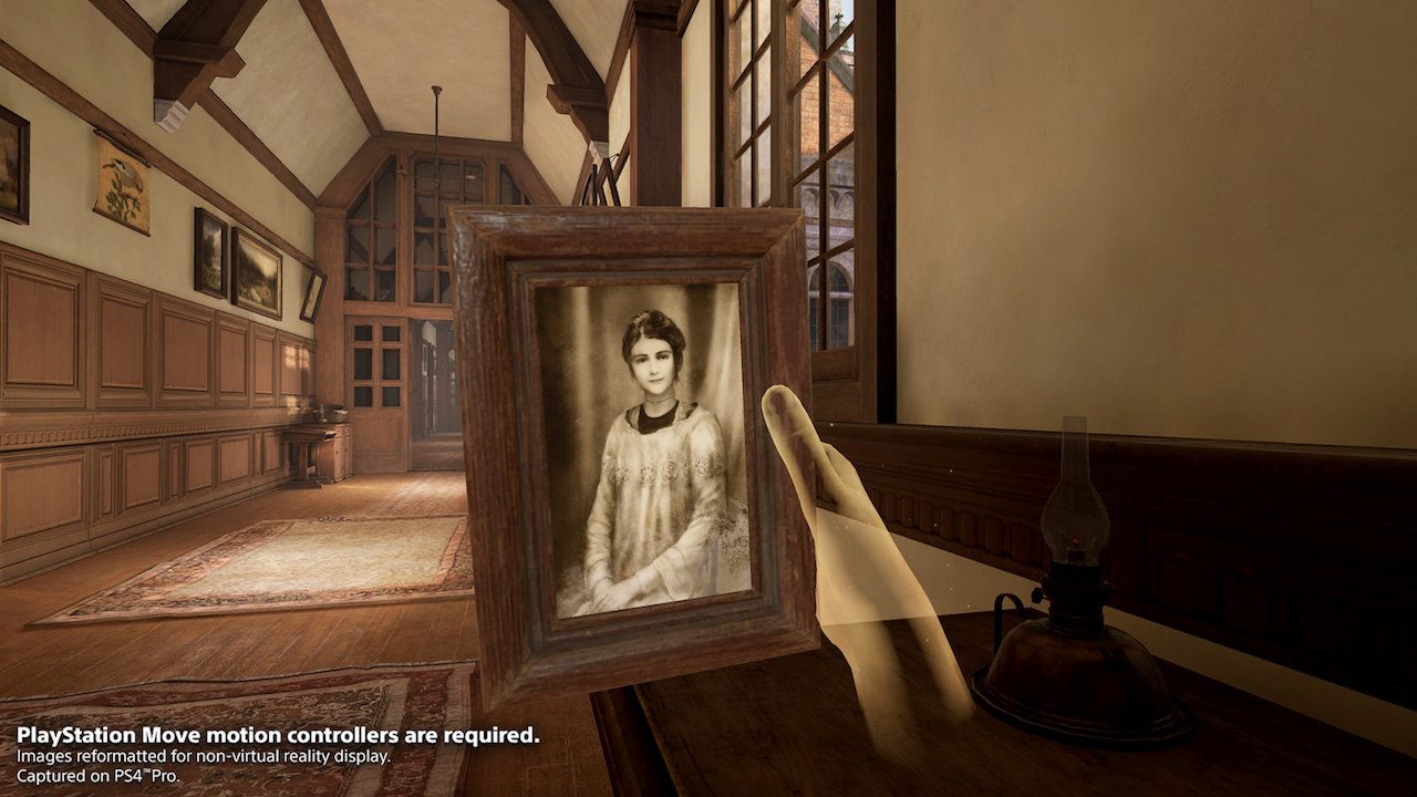 Une main translucide observe le portrait d’une élève dans un cadre.
