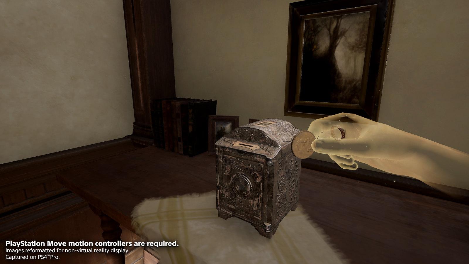 Une main translucide manipule un petit objet devant une boîte.