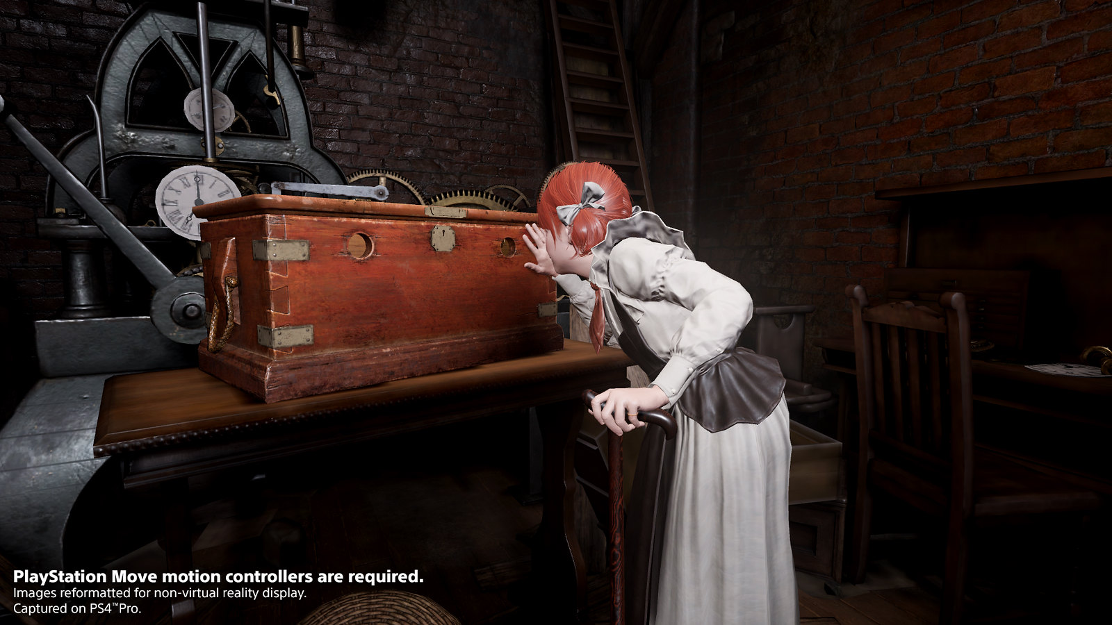 Une élève à la chevelure rouge se tient près d’un instrument dans une salle.