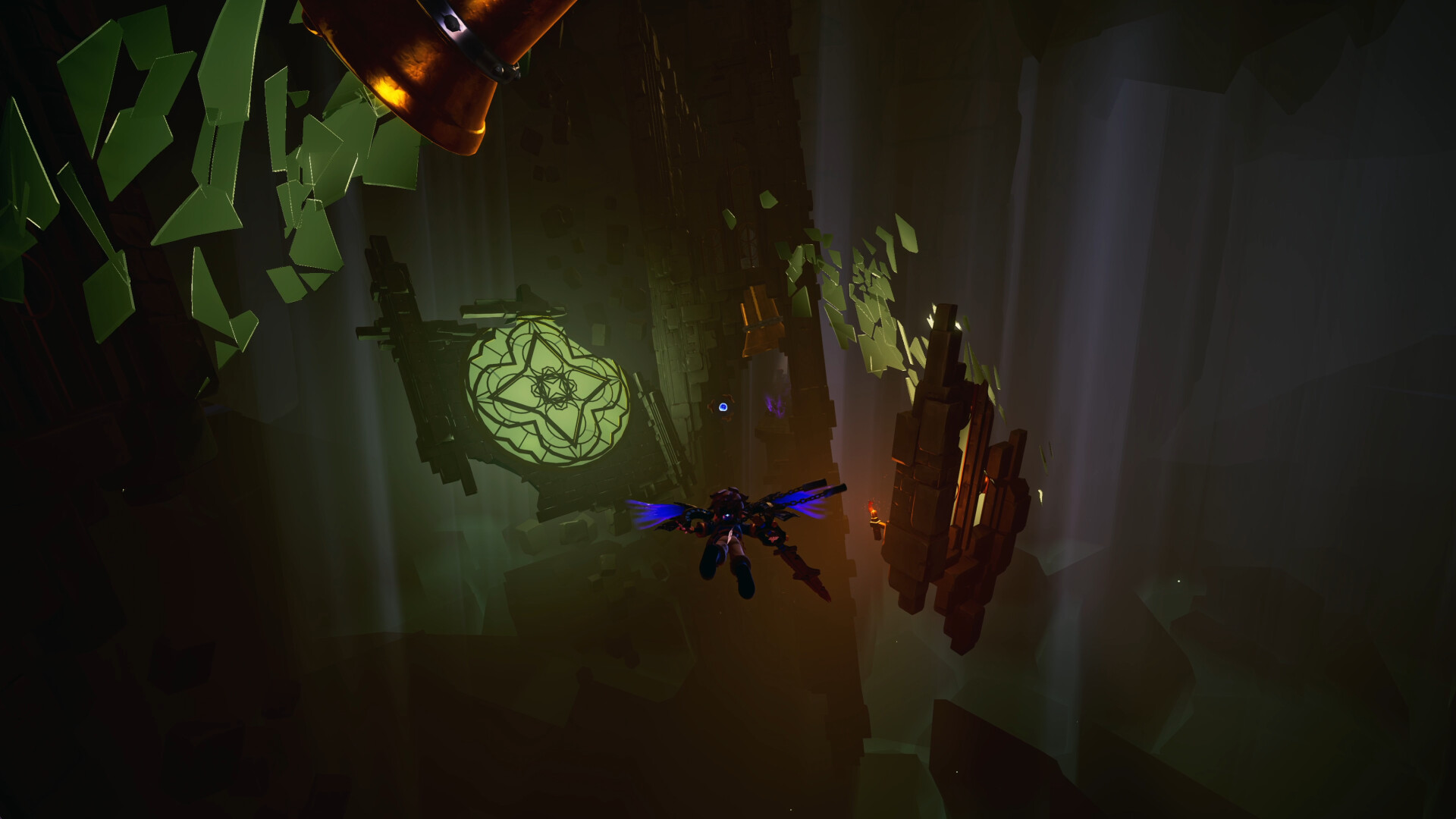 Un personnage descend dans une grande salle verticale.