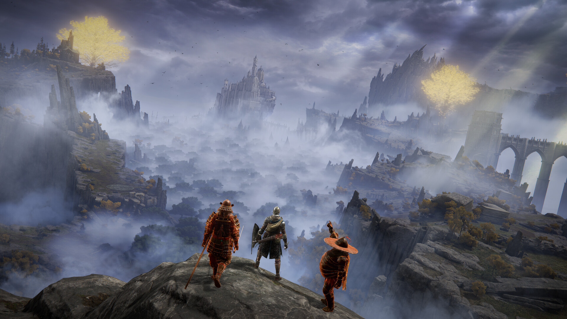 Trois aventuriers observent une vaste vallée brumeuse.