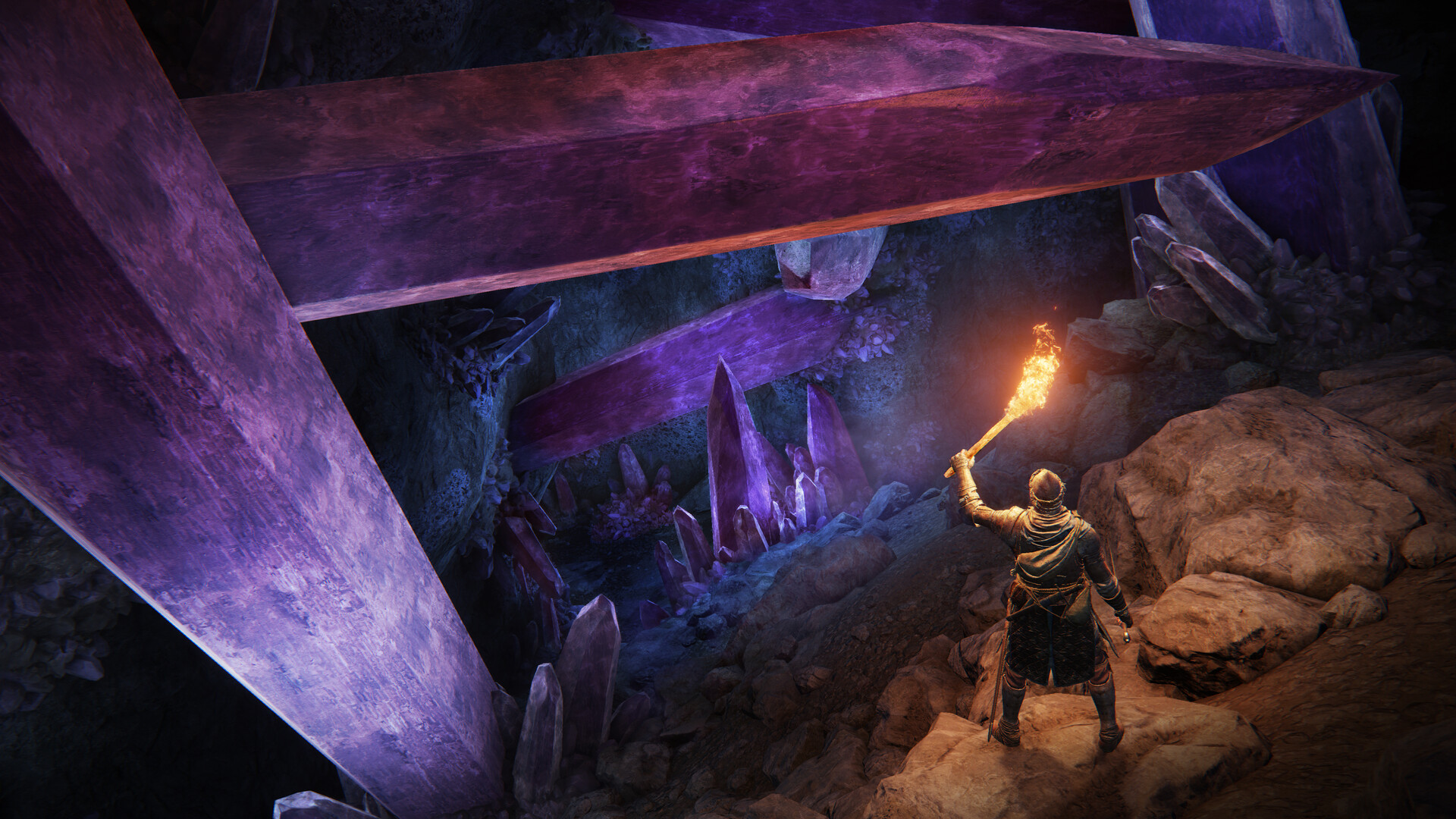 Un explorateur tient une torche dans une grotte aux cristaux violets.