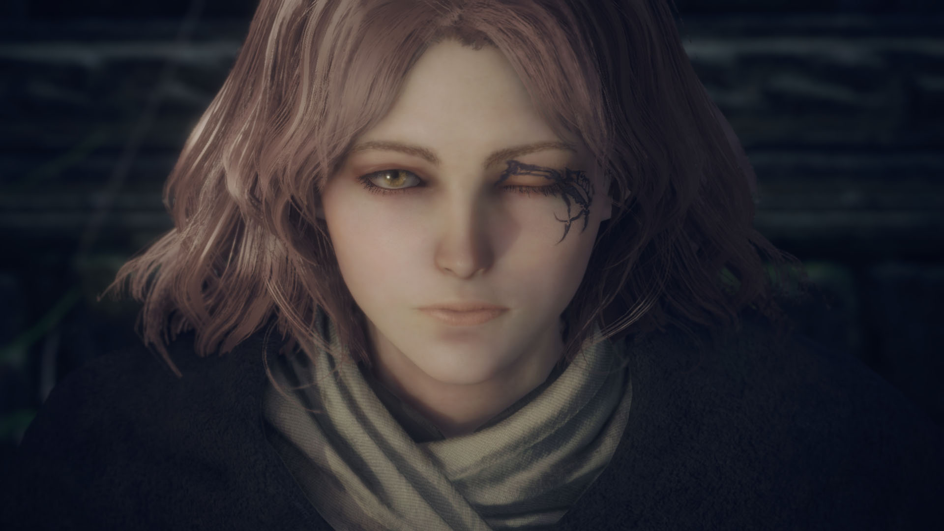 Gros plan cinématique sur le visage d’un personnage aux yeux de couleurs différentes.