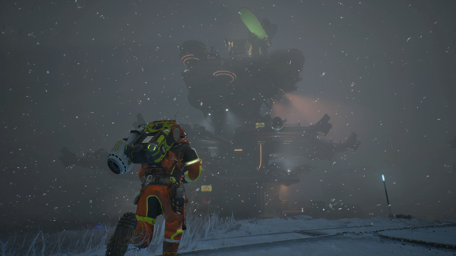 Un personnage armé progresse dans la neige.