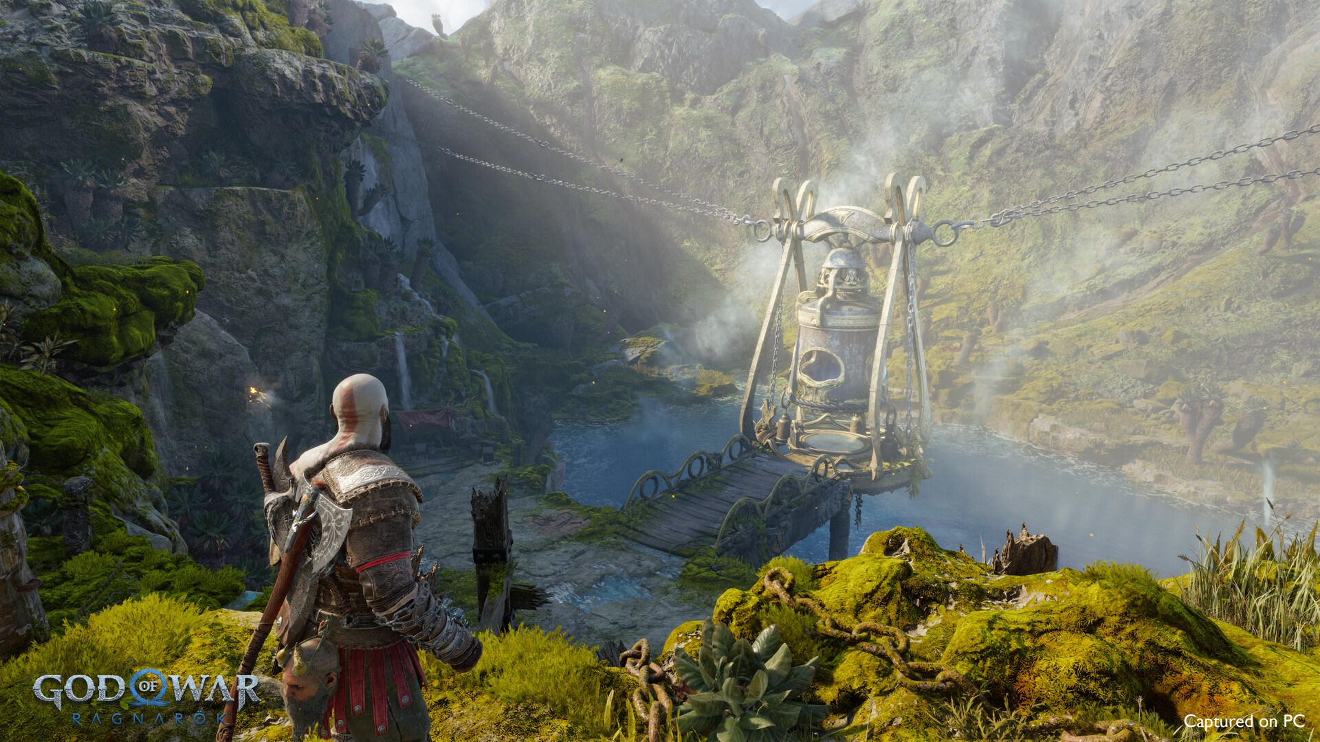 Kratos observe un paysage de montagnes et de cascades.