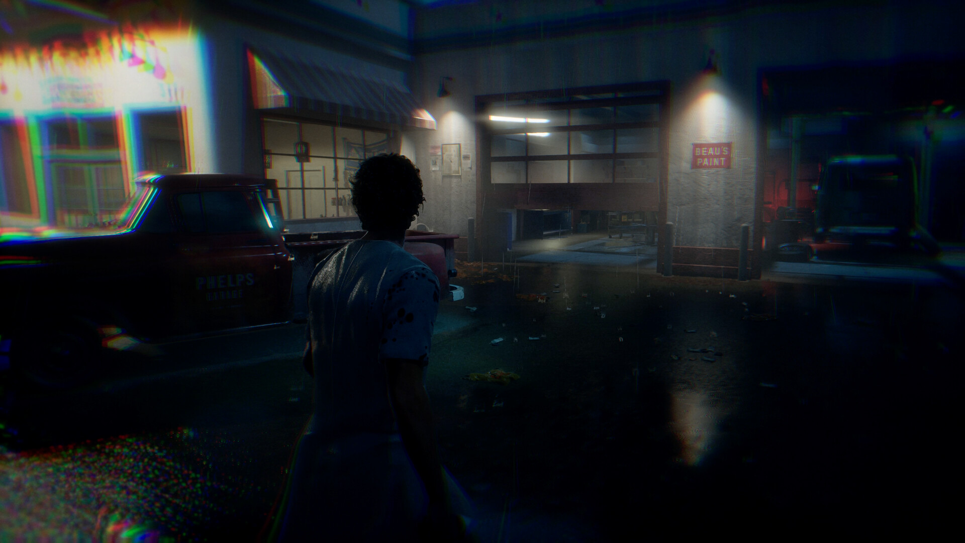 Un personnage approche un garage éclairé la nuit.