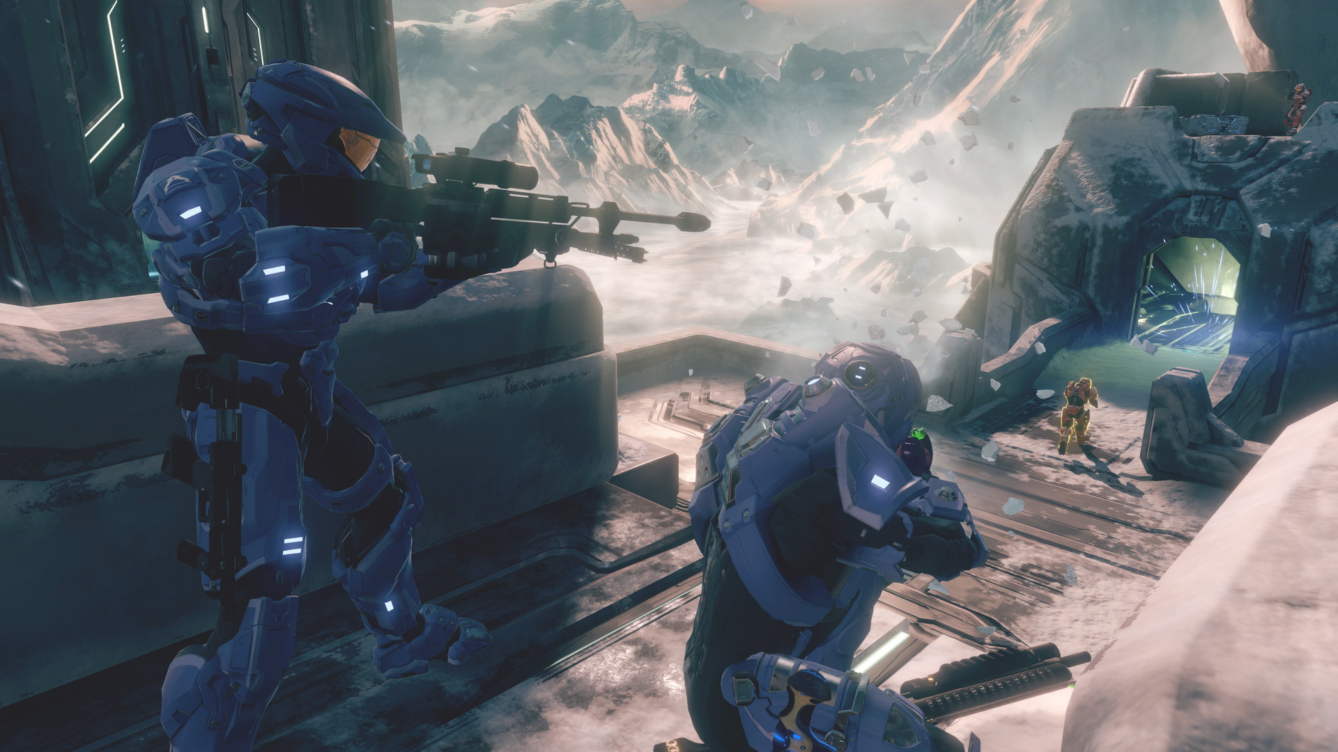 Multijoueur Anniversary de Halo 2 dans MCC : des Spartans bleus prennent position dans une installation glacée.
