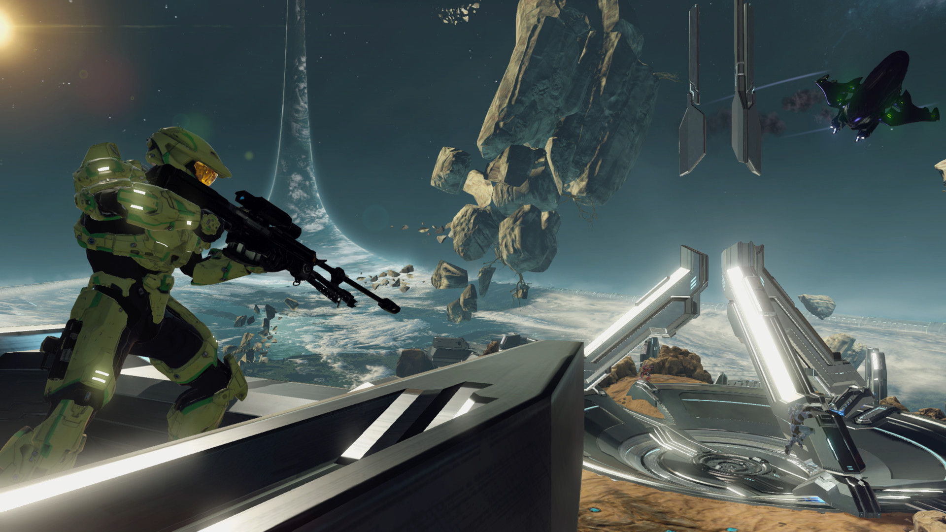 Halo 2: Anniversary dans MCC : le Major observe une vaste installation sous un ciel dominé par des structures extraterrestres.