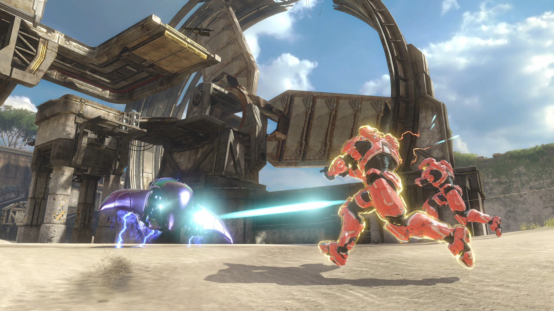 Multijoueur Anniversary de Halo 2 dans MCC : un Spartan rouge affronte un adversaire à l’épée à énergie dans une arène ouverte.