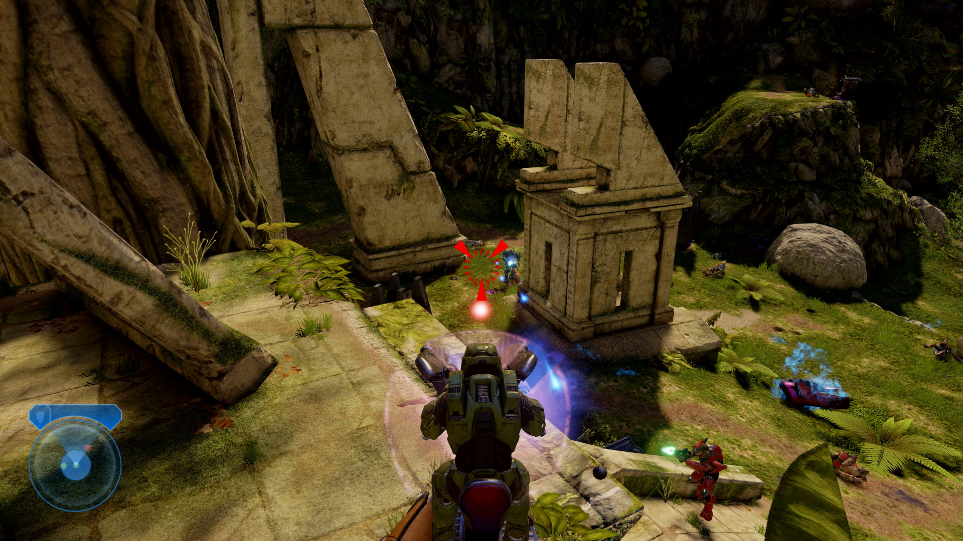 Halo 2: Anniversary dans MCC : combat à la première personne près de ruines envahies par la végétation.