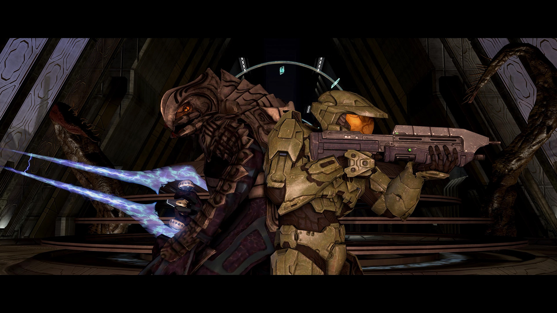 Cinématique de Halo 3 dans MCC : le Major et l’Arbiter combattent dos à dos, fusil et épée à énergie en main.