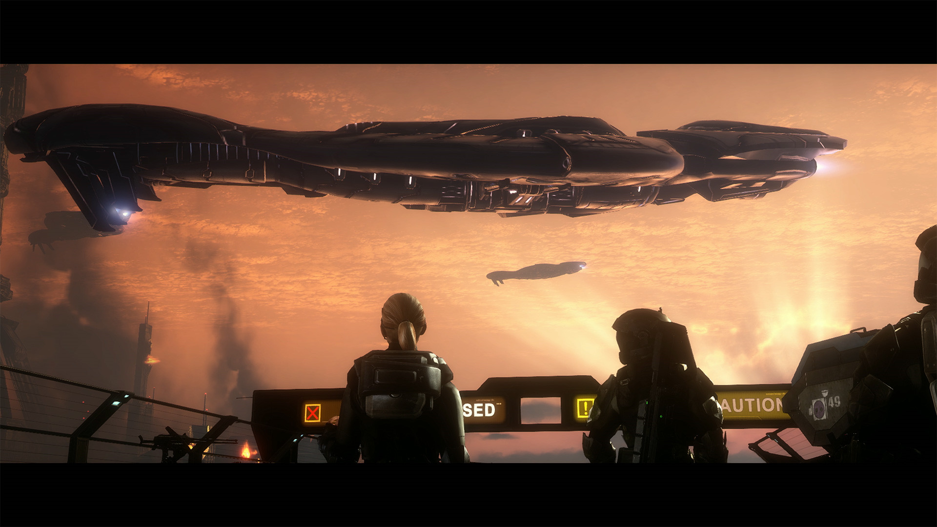 Cinématique de Halo 3: ODST dans MCC : deux soldats observent un immense vaisseau covenant dans un ciel orange.