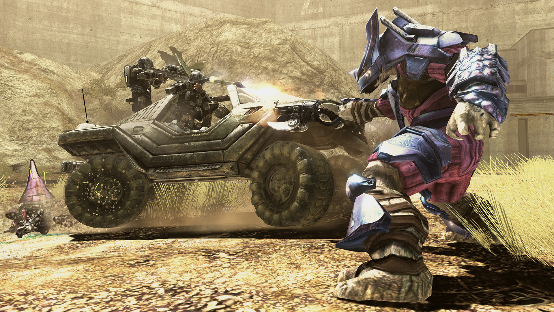 Halo 3: ODST dans MCC : un Warthog armé passe près d’une Brute en armure.