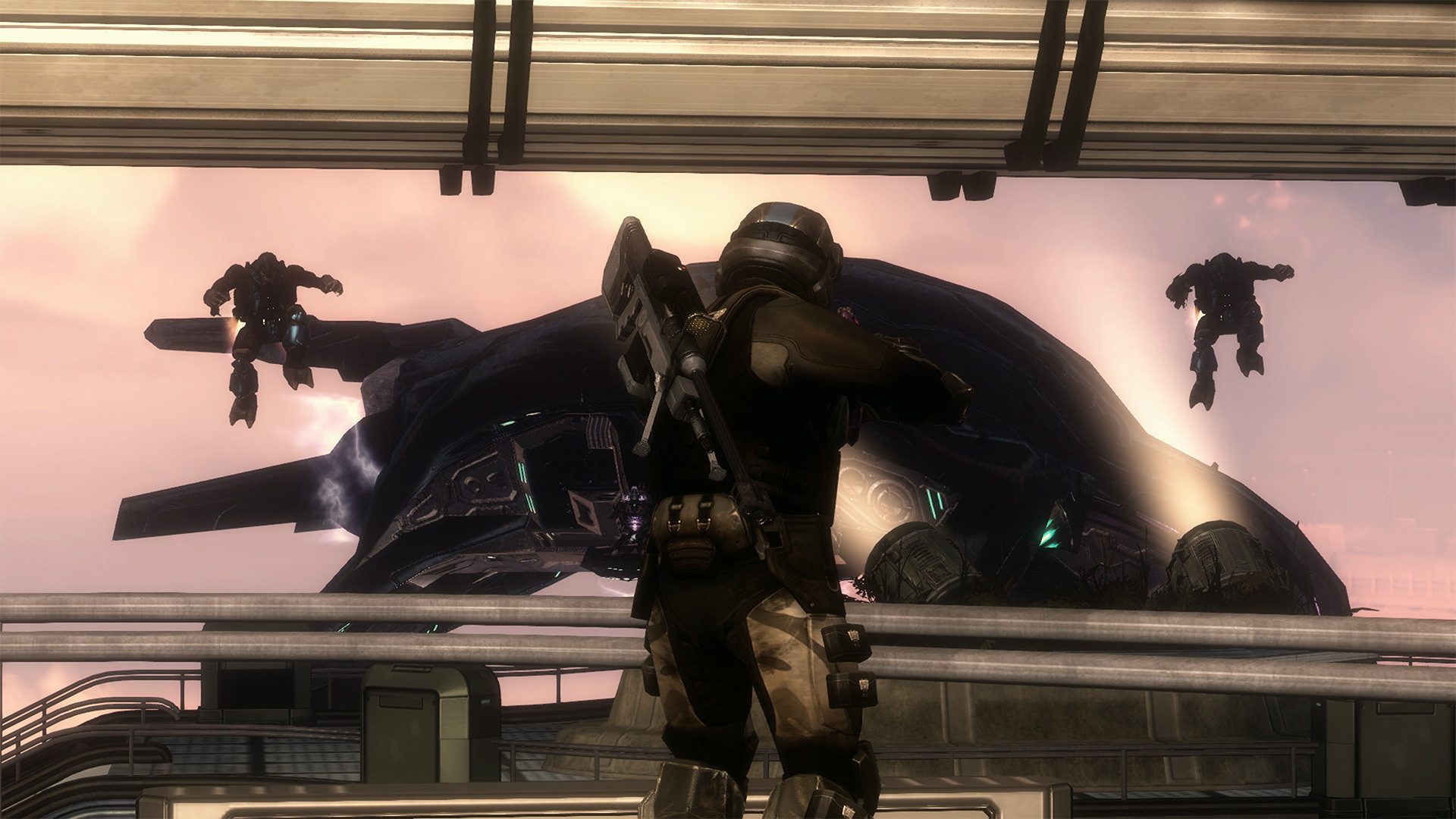 Halo 3: ODST dans MCC : un soldat regarde des Brutes sauter près d’un transport covenant.