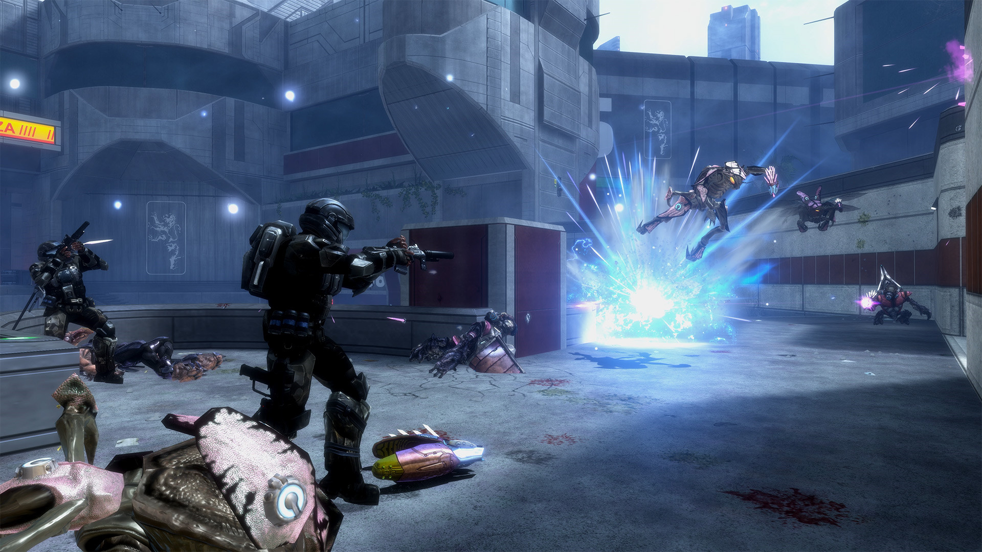 Halo 3: ODST dans MCC : plusieurs soldats tirent au milieu d’une décharge de plasma dans une place nocturne.