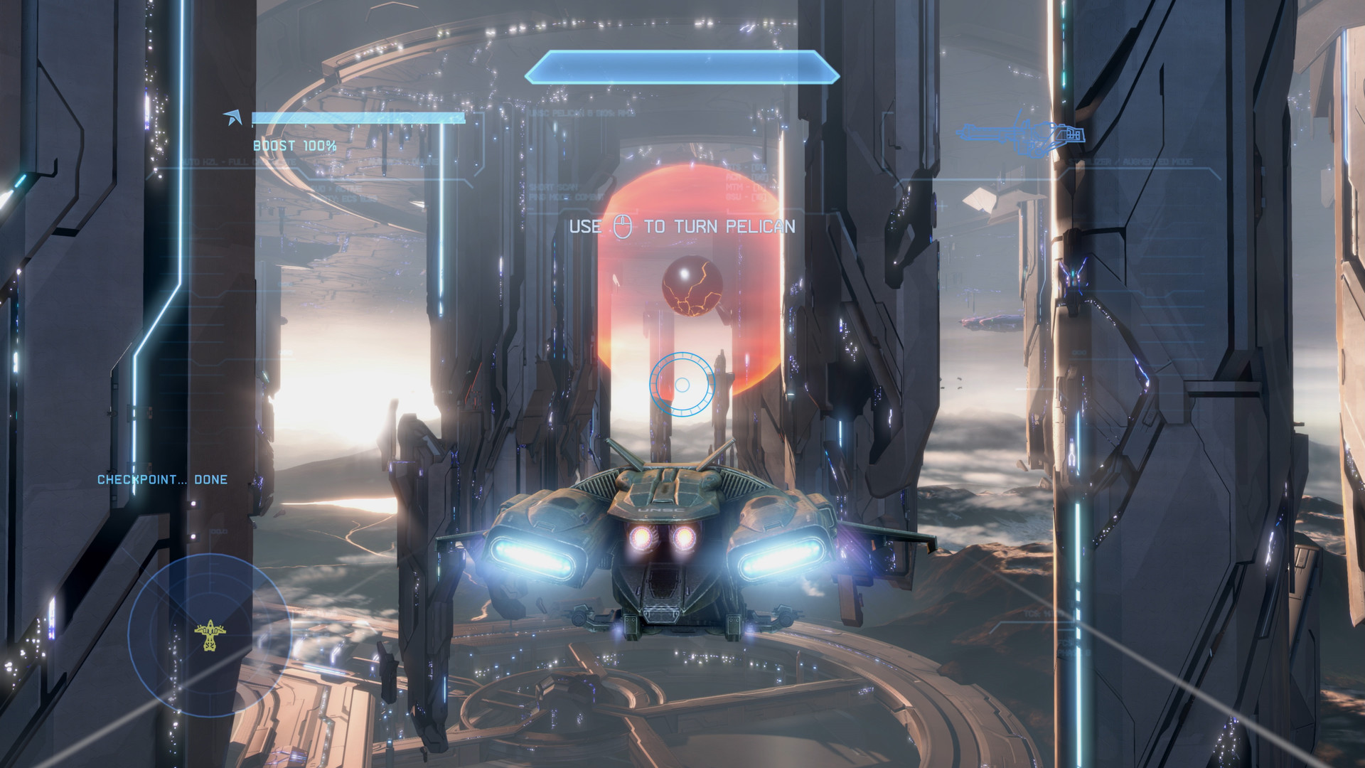 Halo 4 dans MCC : pilotage d’un chasseur au milieu d’immenses structures forerunners, avec une sphère rouge au loin.